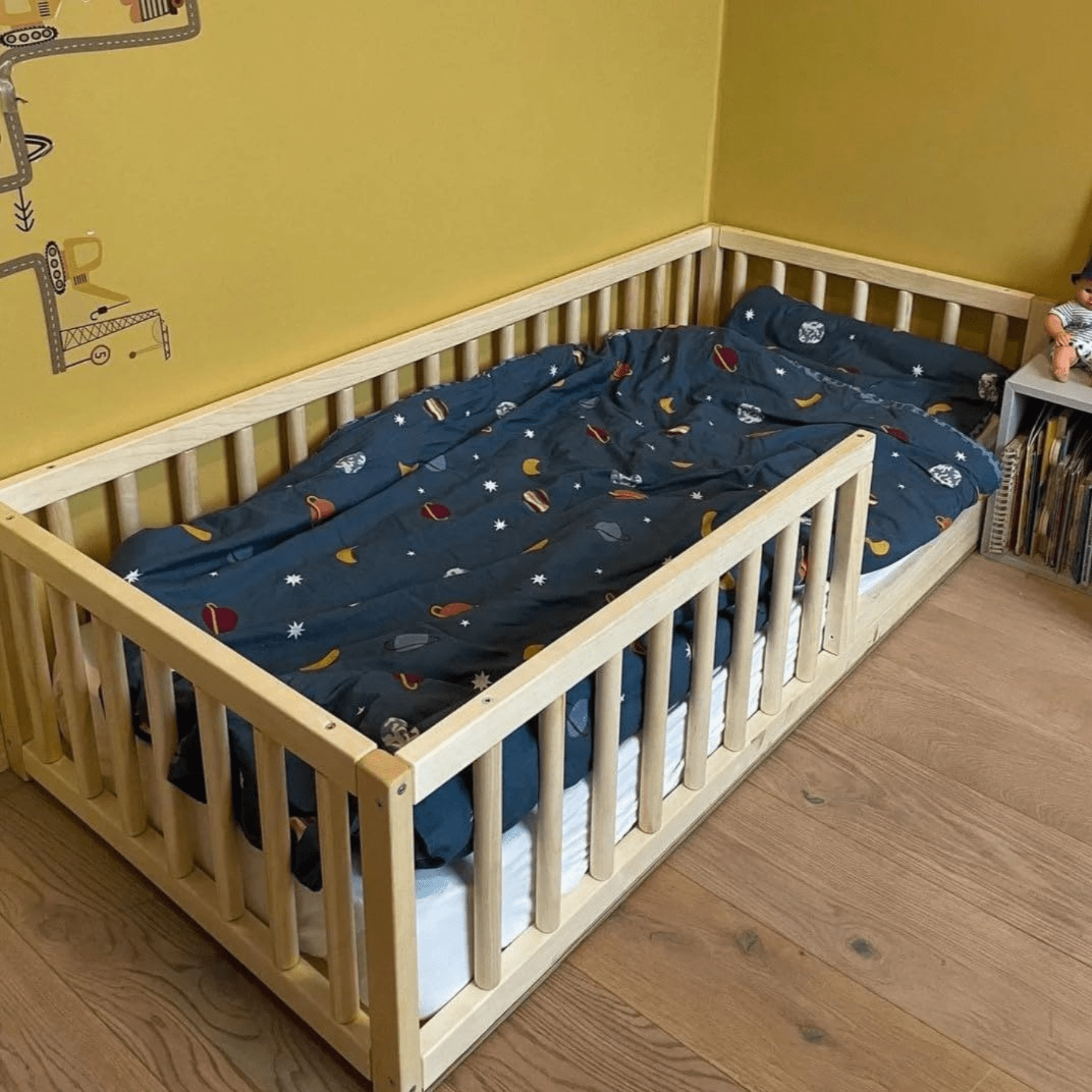 Children's bed, baby bed, cot, floor bed with door